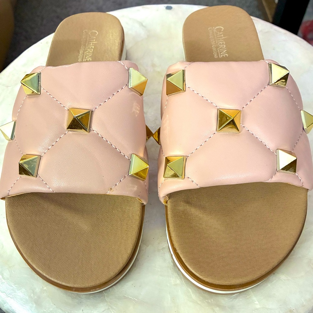 NEW Catherine Malandrino pink cushioned gold spike studded slides sandals 8.5